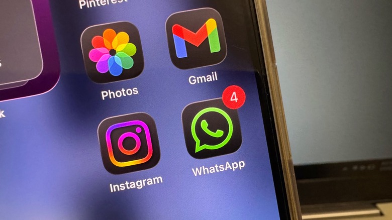 Four notifications on WhatsApp in iPhone