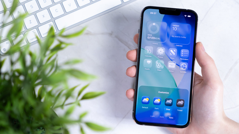 Transparent icons in iOS 26.