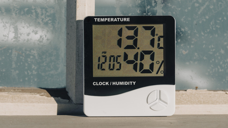 smart-thermostat-showing-humidity-level