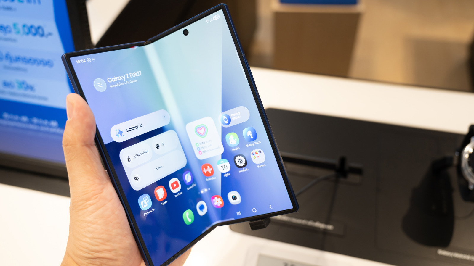 12 Features Owners Say Are The Best (And Worst) Parts Of Foldable Phones