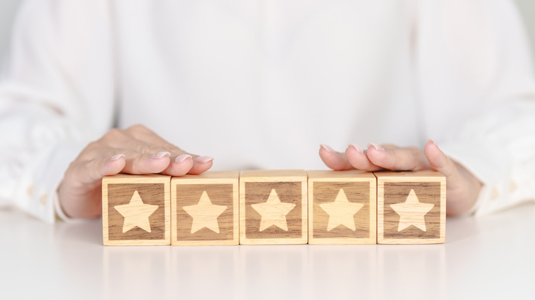 Customer choosing rating for reviews