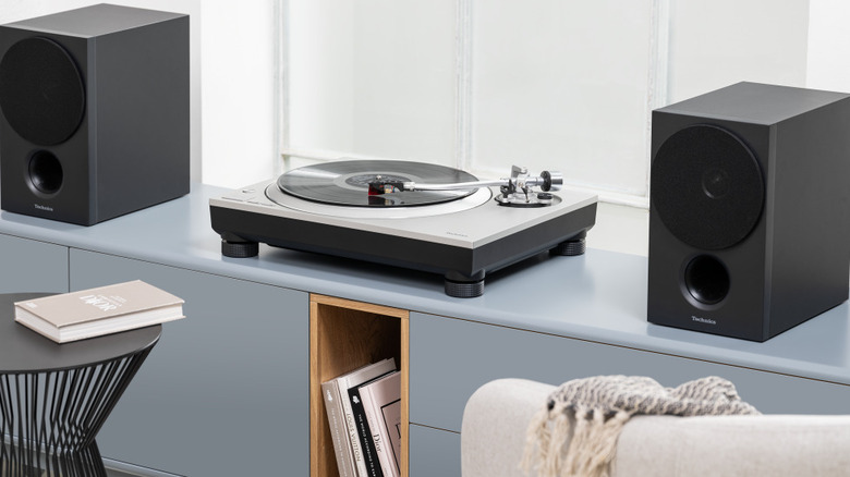 The Technics SL-1500C between two speakers