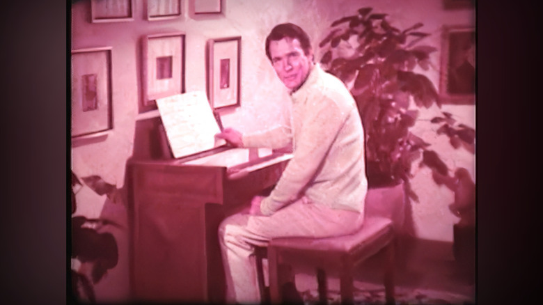 A frame from the Mattel Optigan commercial featuring Carl Betz demonstrating its features.
