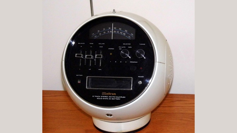 A Weltron Model 2001 on a wooden table.