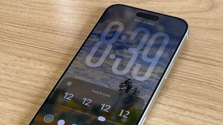 Customizing the iPhone Lock Screen in iOS 26.2