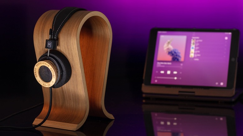 Grado RS2x on display with a wood-carved stand to match the housing.