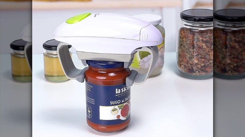 Electric jar opener mounted on a glass jar