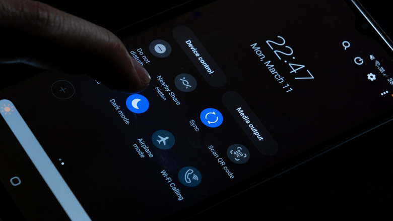 Turning dark mode on Samsung Android phone