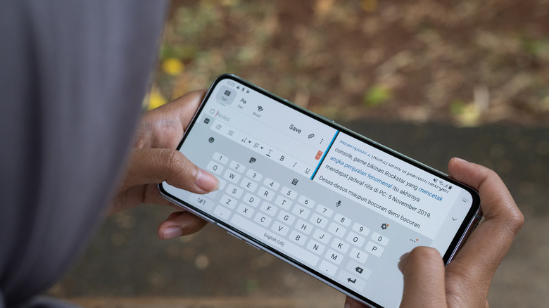 Split screen on Samsung Galaxy A80 Android smartphone.
