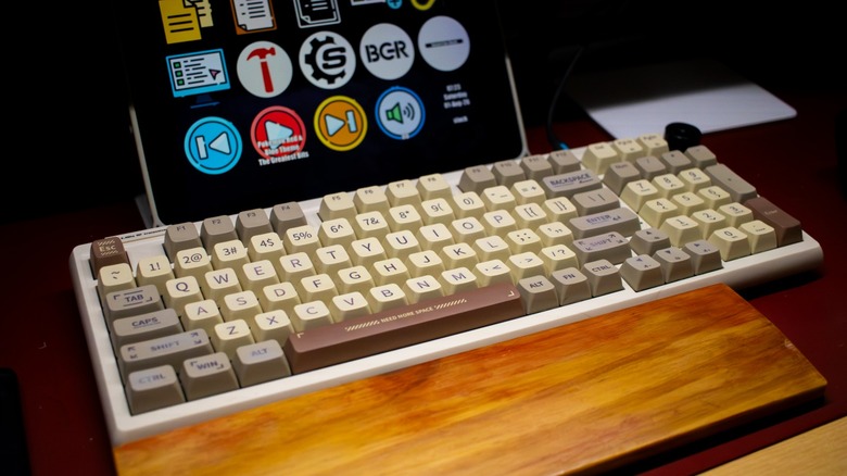 the Epomaker RT100 mechanical keyboard