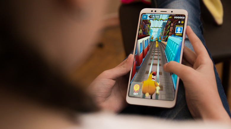 A person playing Subway Surfers on their phone
