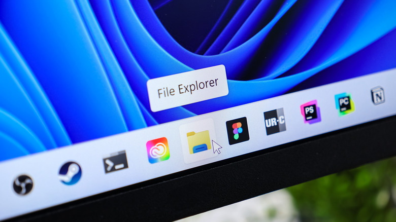 Mouse hovering over taskbar with File Explorer selected