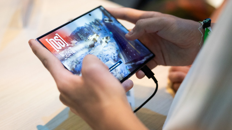Gaming on a Samsung Galaxy Z Fold8