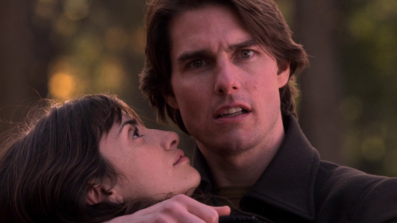 David looking baffled while holding Sofia in his arms in Vanilla Sky