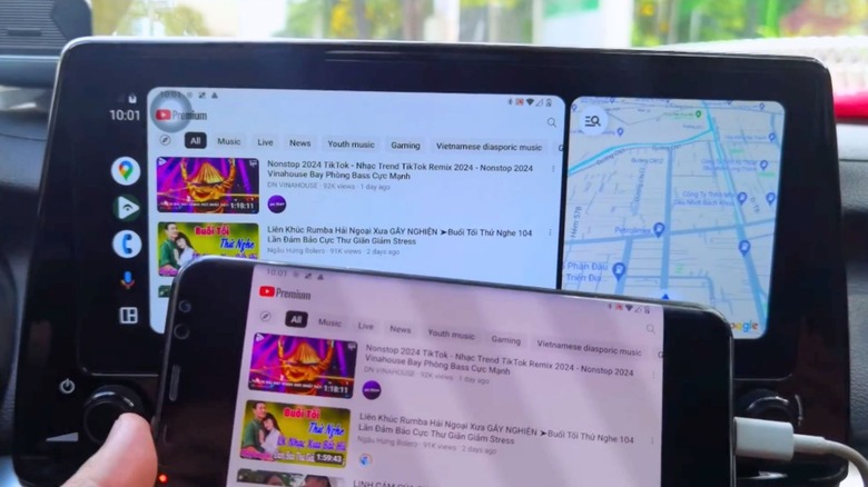 person showing how Screen2Auto mirrors phone