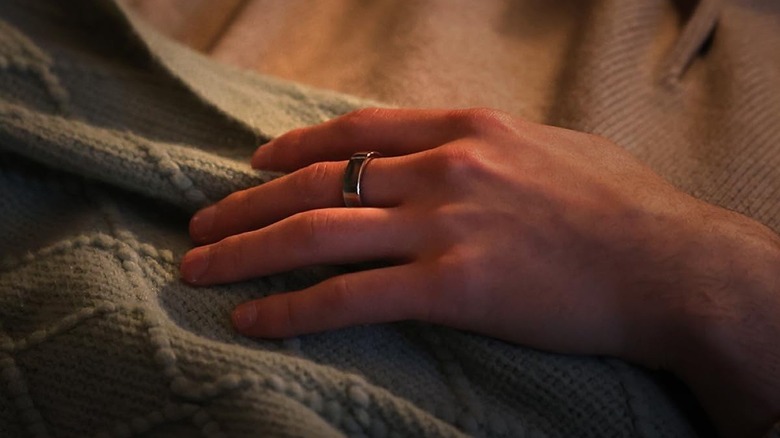 A person wearing RingConn Gen 2 Air on their middle finger