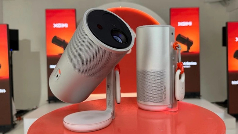 XGIMI MoGo 4 on display stand on showroom floor