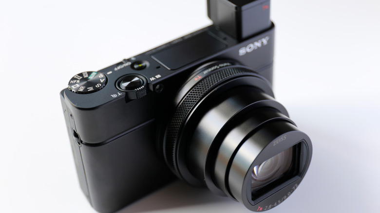The Sony RX100 VII seen with it's lens fully zoomed in