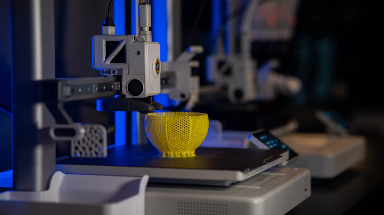 3D printer making intricate model