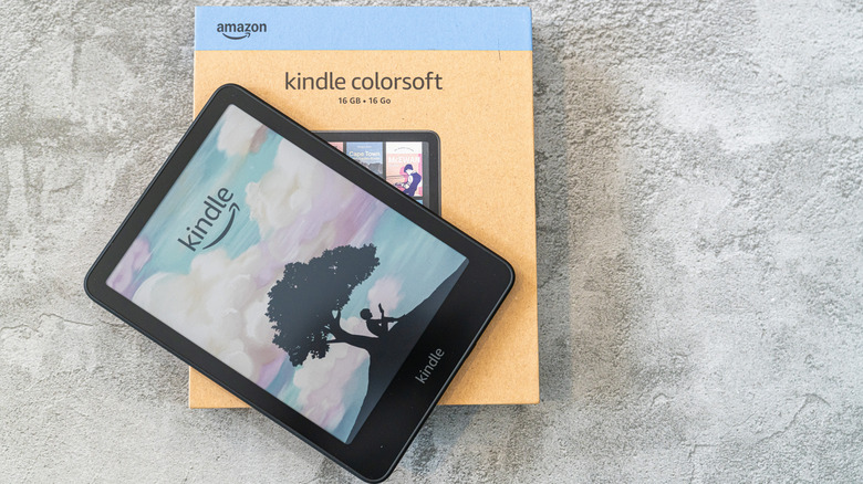 Kindle Colorsoft e-reader and tablet on top of original packaging on a countertop.