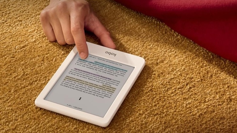 Kobo Clara Colour in use with highlighting process visible.
