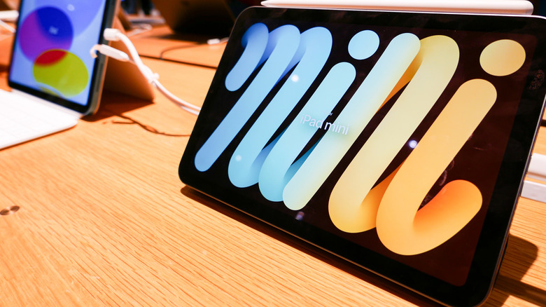 An iPad mini 7 placed on a wooden desk