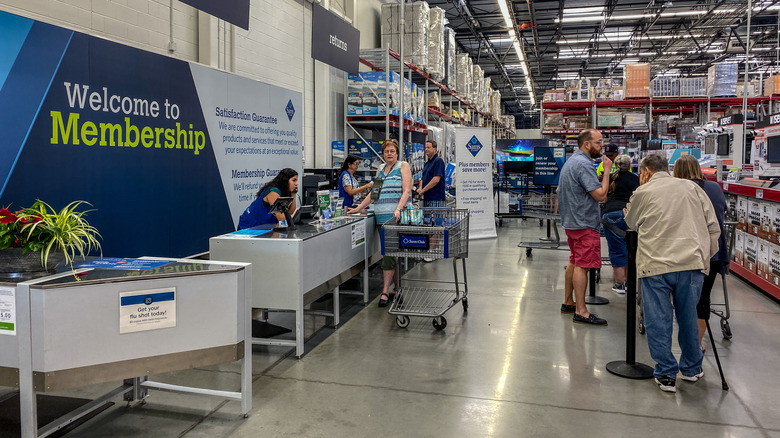 Sam's C;ub membership and return lines at store with people in line