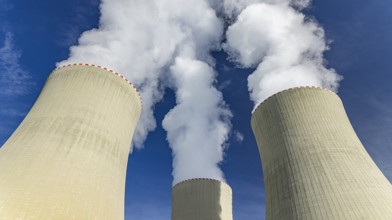 nuclear power plant cooling towers releasing steam