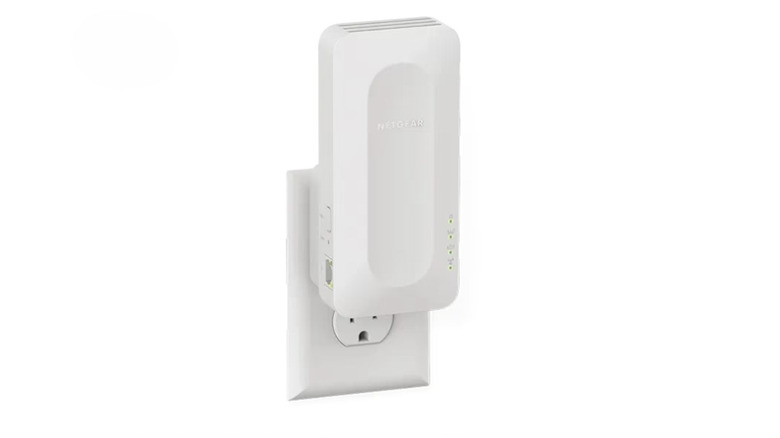 Product image of the Netgear AX1800 EAX15 Wi-Fi extender