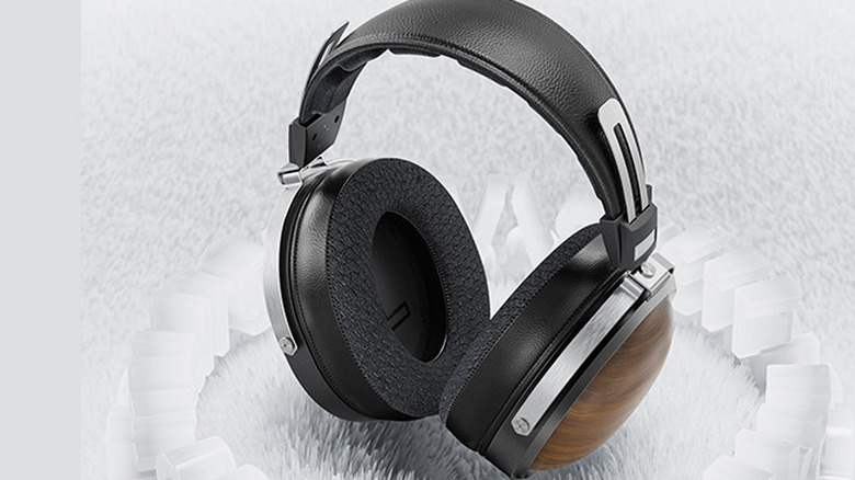 close-up of FiiO FT1 on white background illustration for audio playing