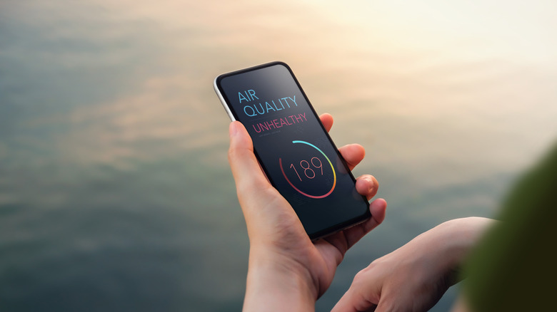 A person receives an air quality alert on their phone.