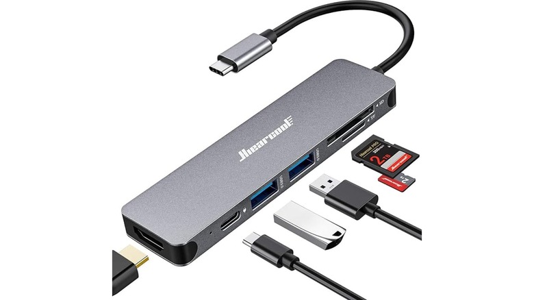 The Hiearcool USB hub showing off its six-in-one input capabilities