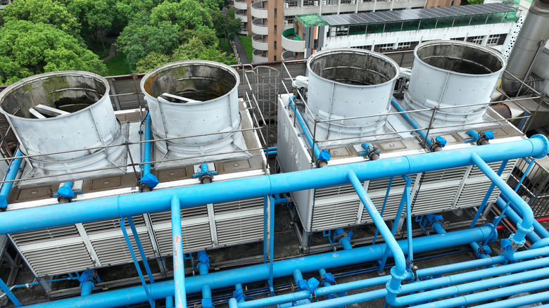 Cooling towers for an AI high-performance computing (HPC) data center