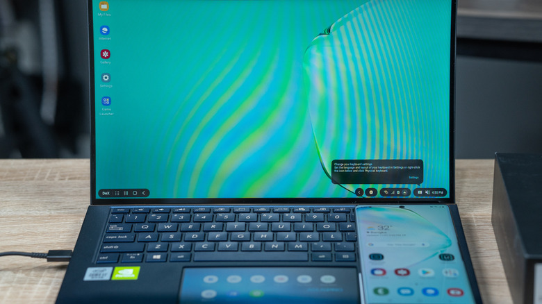 Using DeX on a laptop while a Galaxy phone is connected to it