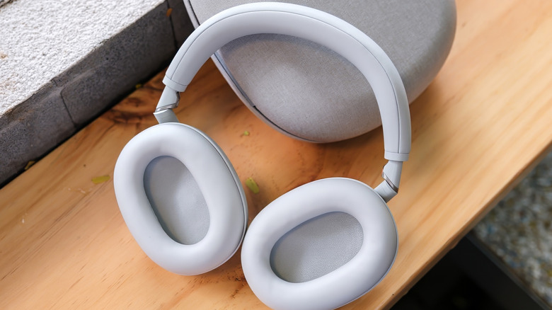 A pair of the Sony WH-1000XM6 in white.