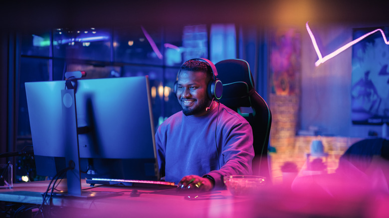Person playing on a PC