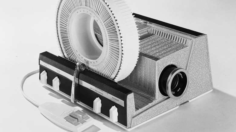 Slide projector with controller