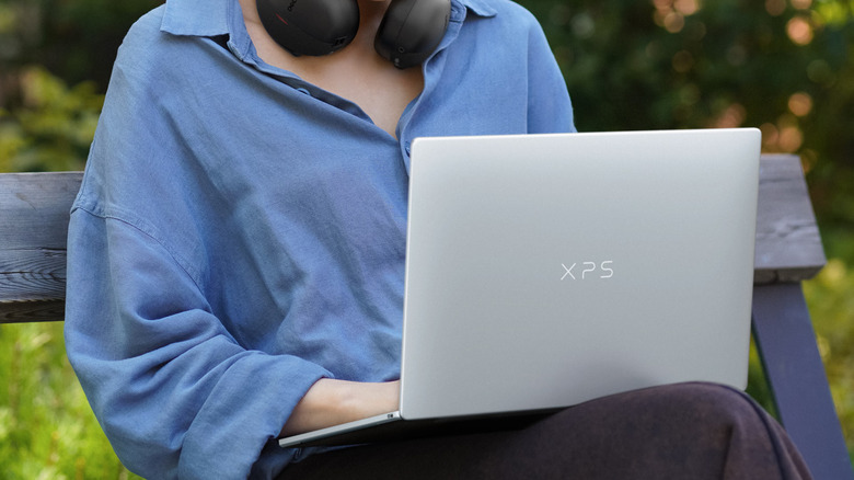 Person using XPS 13