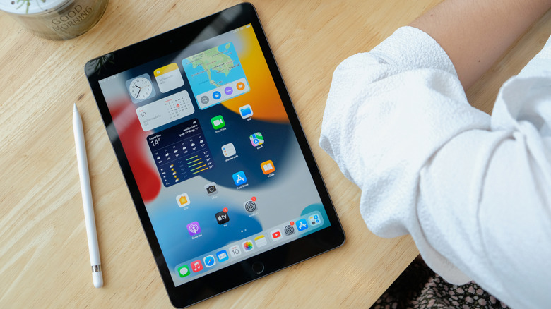 An Apple Pencil and a 9th gen iPad and on a table