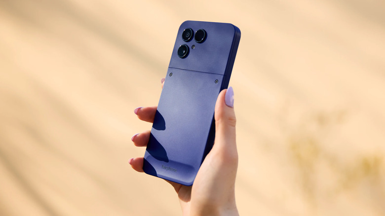 Holding the Fairphone Gen 6+