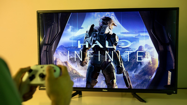 Playing "Halo: Infinite"