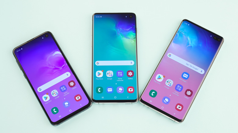 Three Samsung Galaxy S10 models next to each other on a white background