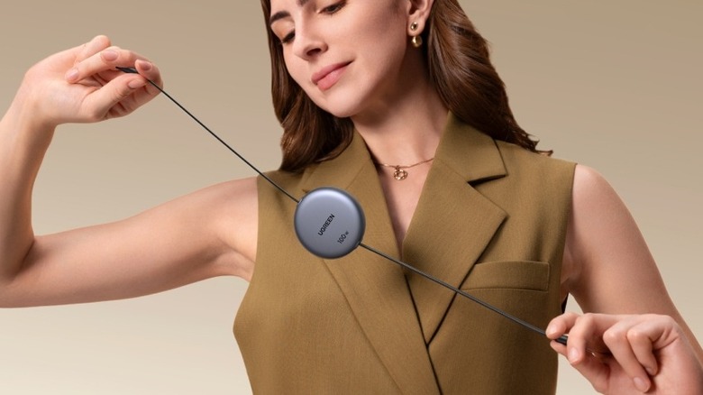 A person expanding the UGREEN 100W Retractable USB-C Cable