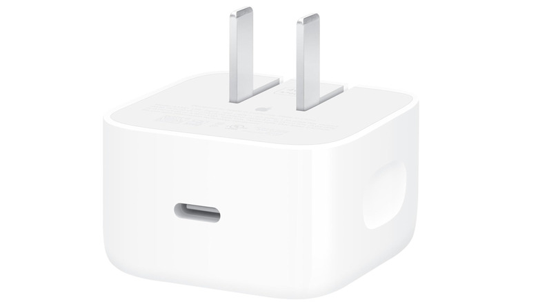 Apple 40W/60W Dynamic Power Adapter with a USB-C port and foldable US-style pins.