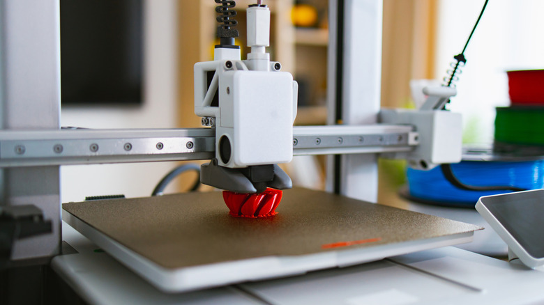 A 3D printer making something
