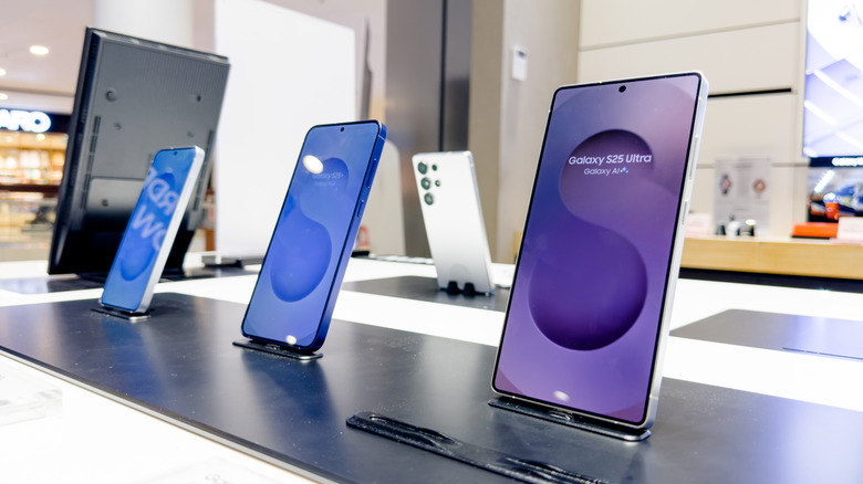 A row of Samsung Galaxy S25 phones on display in a store.