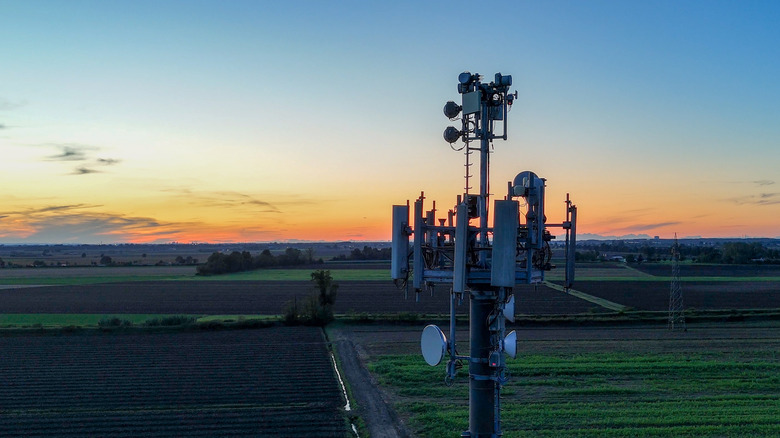 An image of three telecomunications towers illustrating how 5G signal travels