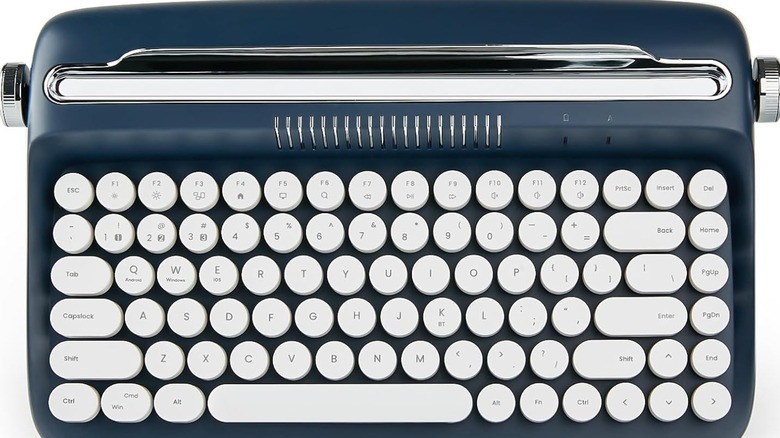 A Yunzii Wireless Typewriter Keyboard.