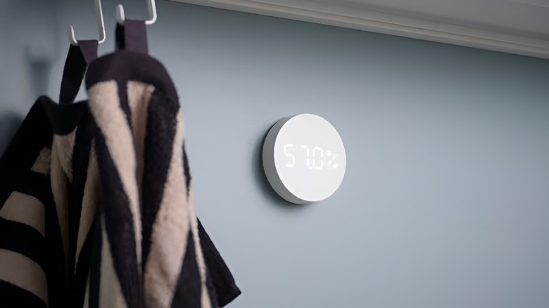 Timmerflotte Temperature/Humidity Sensor mounted on the wall