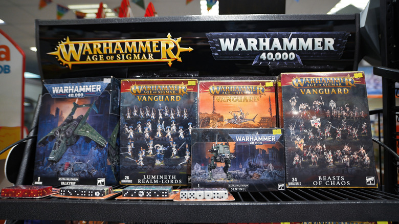 A store display of various Warhammer 40,000 kits.